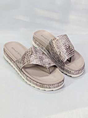 Donald Pliner Lylaa Crocco Embossed Leather Sandals Platinum Size 9.5 MSRP $178